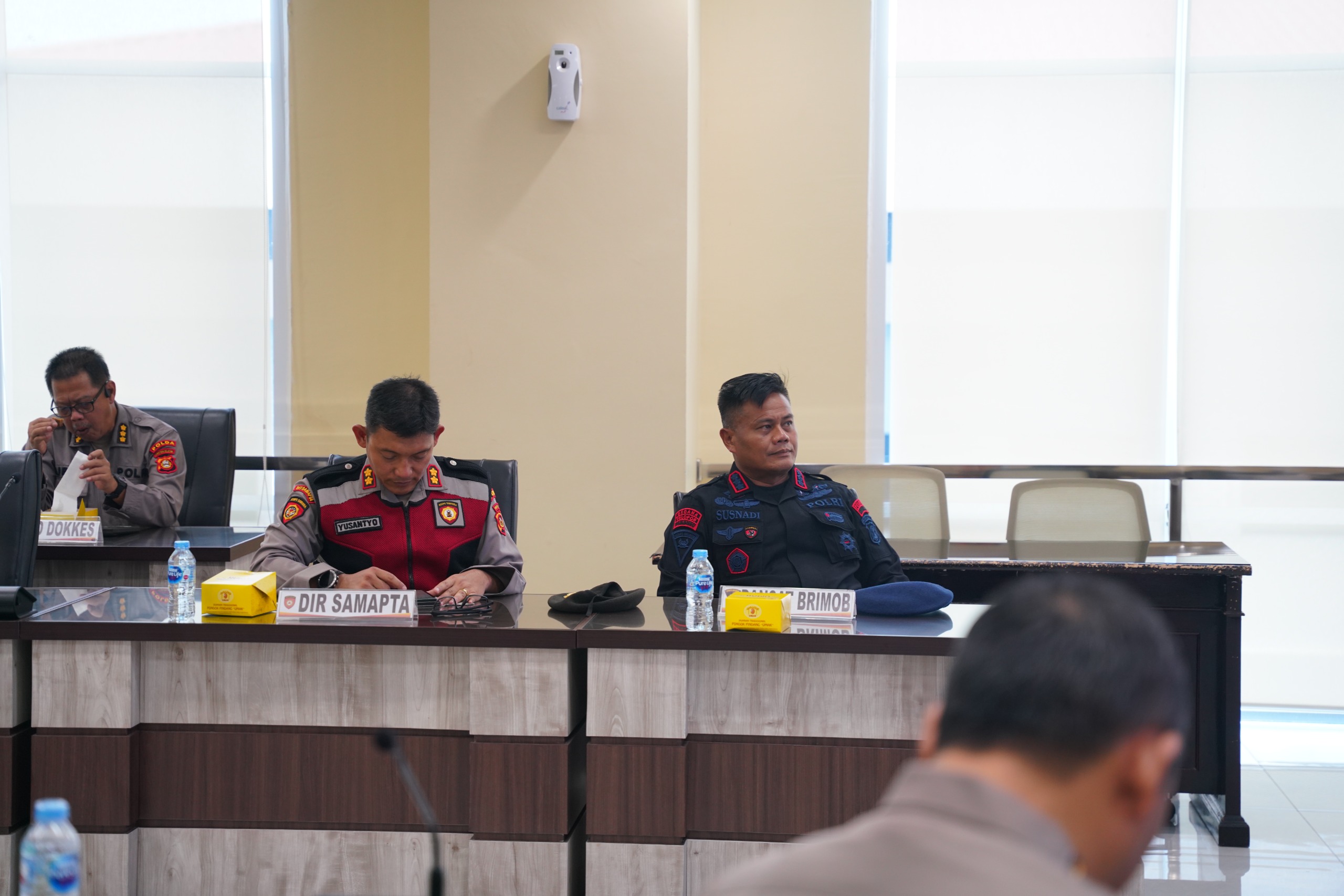 Dansat Brimob Polda Sumsel Dampingi Wakapolda Sumsel Ikuti Zoom Meeting Anev Sitkamtibmas Terkini Dipimpin oleh Wakapolri
