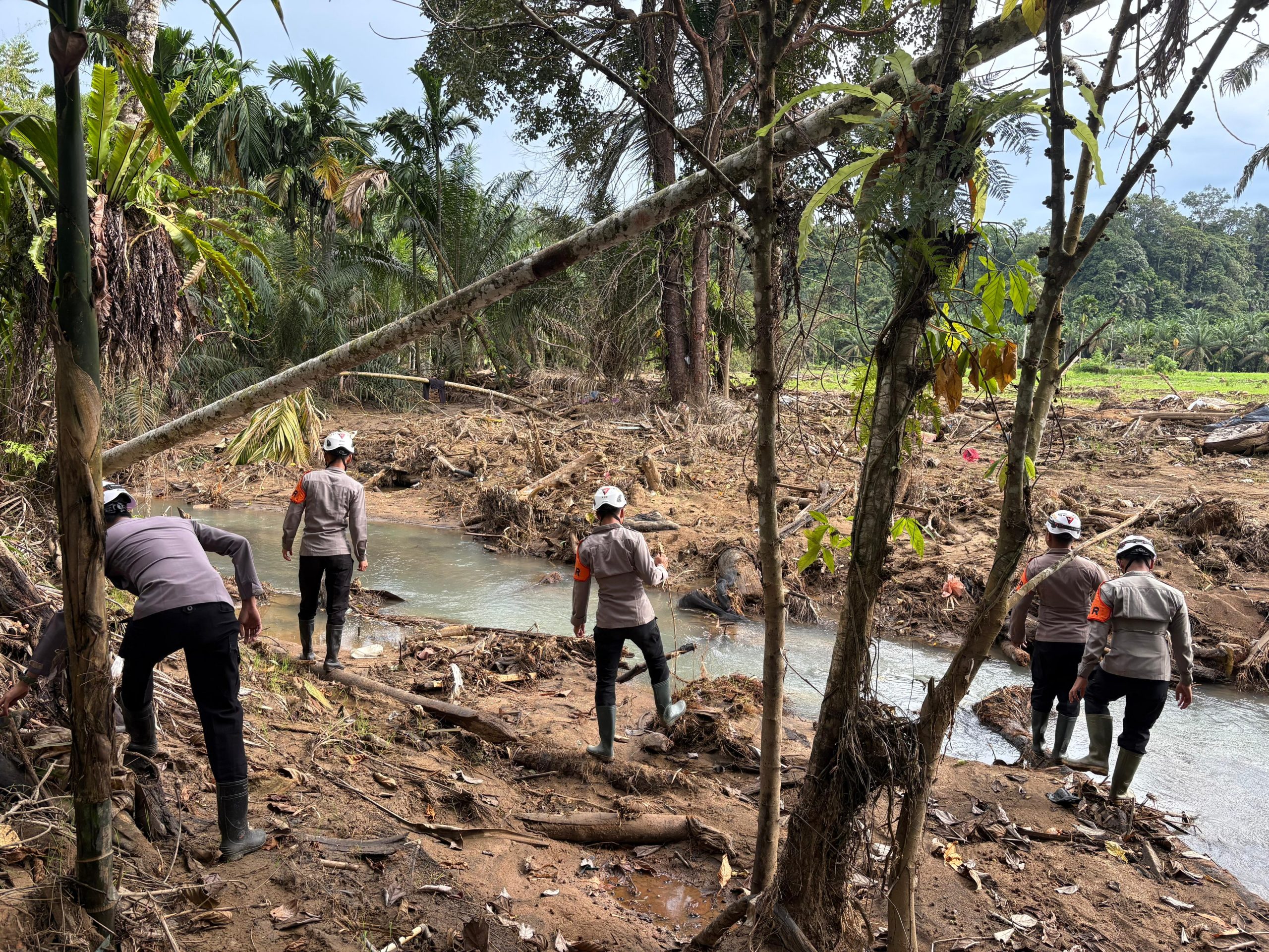 Resimen II Pasukan Pelopor Korbrimob Polri Intensifkan Operasi SAR Banjir di Kabupaten Agam
