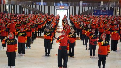 Ketua Bhayangkari PG 06 Korps Brimob Polri Pimpin Olahraga Bersama Bhayangkari, Perkuat Soliditas dan Kebugaran Keluarga Besar Brimob