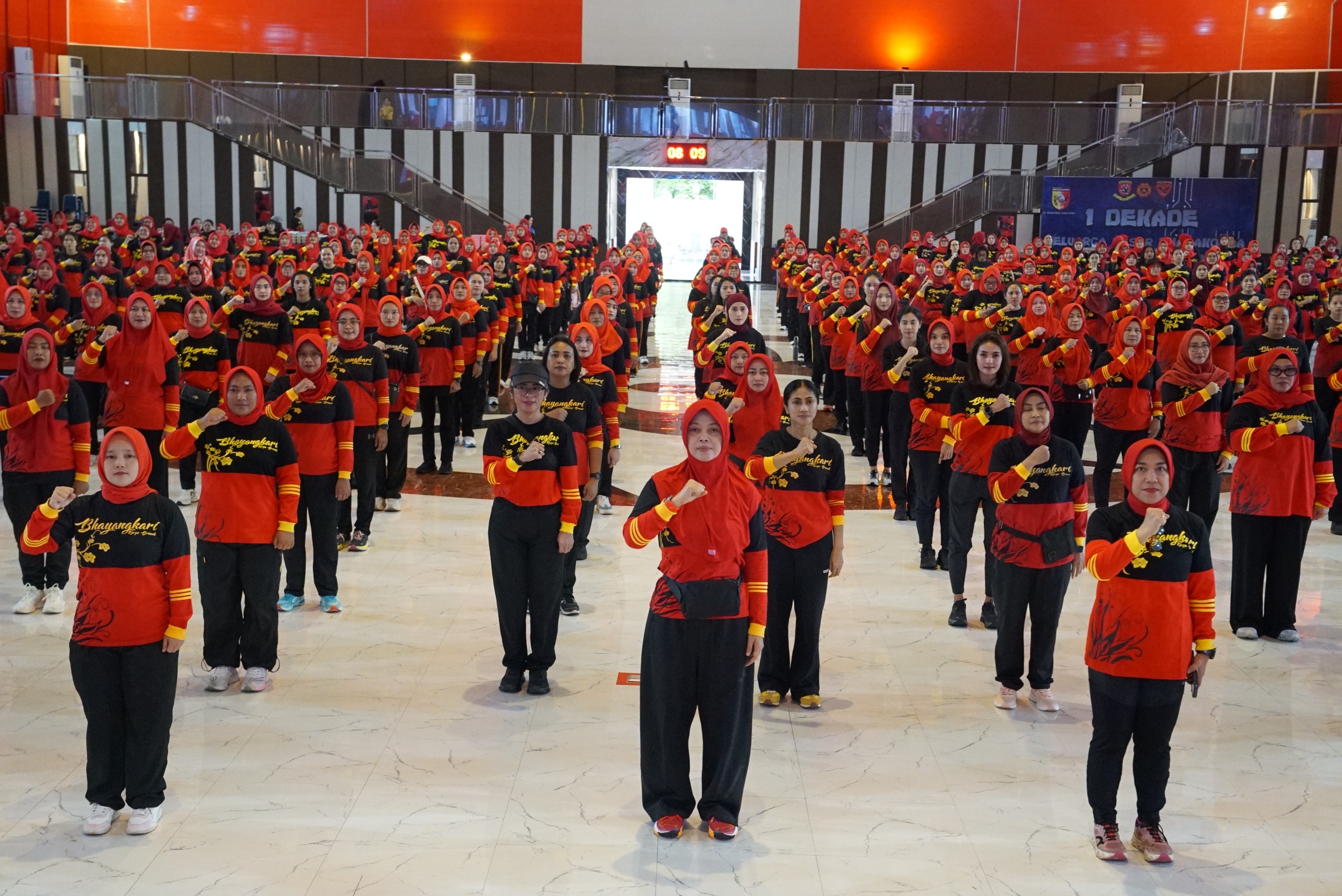 Ketua Bhayangkari PG 06 Korps Brimob Polri Pimpin Olahraga Bersama Bhayangkari, Perkuat Soliditas dan Kebugaran Keluarga Besar Brimob